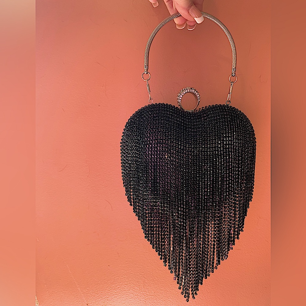 UMREN Heart Shape Tassel Evening Clutch w/long chain strap. Great cond used 1x